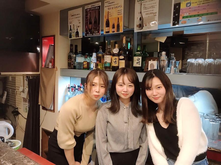 カウンターに立つノービスのキャスト3名
