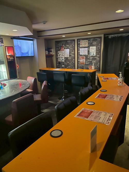 ノービスのオレンジ色のカウンター席