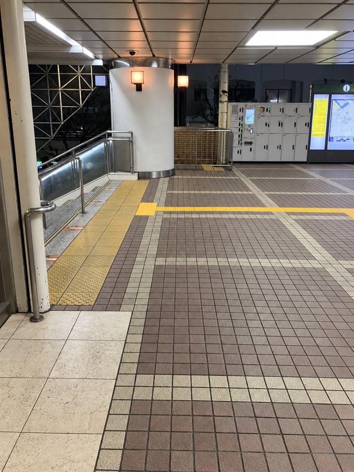 道案内 3：駅の案内図が見えたら、さらに左へ