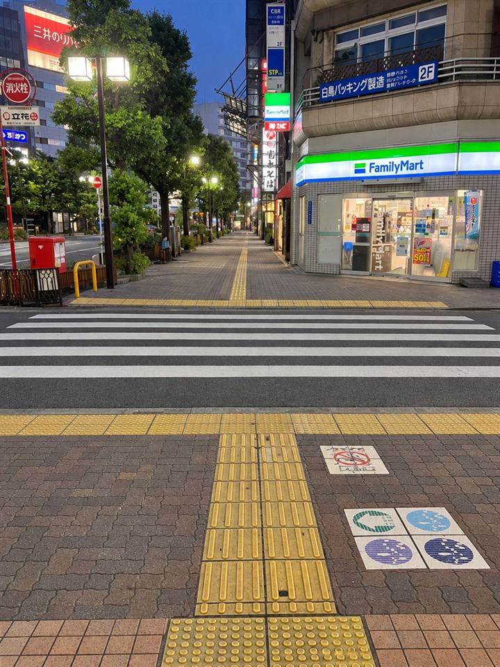 道案内 4：右手にファミリーマート、左手にロータリーを見ながら直進