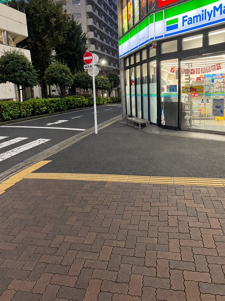 道案内 5：もう一度ファミリーマートが見えたら右へ