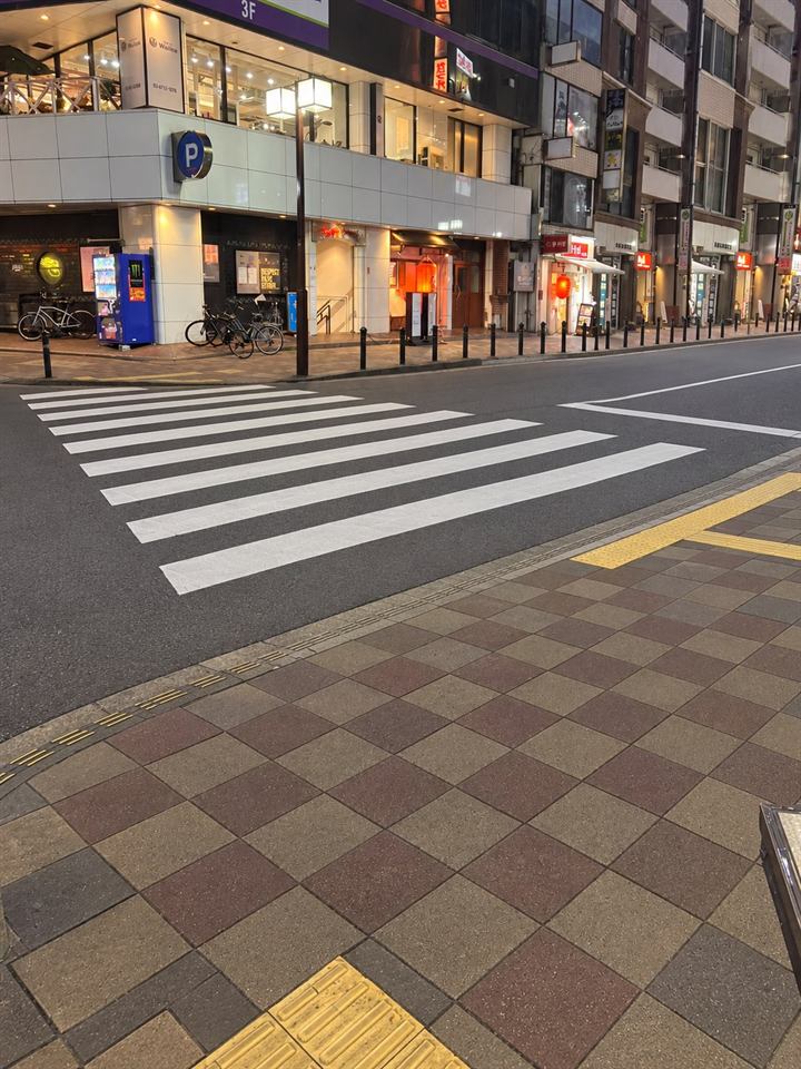 道案内 6：一本目の交差点を、さらに右へ