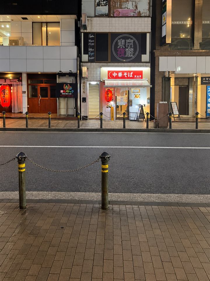 道案内 7：「中華そば」の看板の左手、細い白い階段を上ります