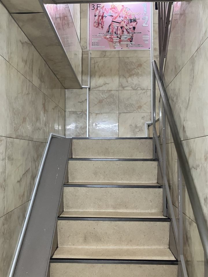 道案内 8：3階、ピンク色の浴衣の看板が目印です